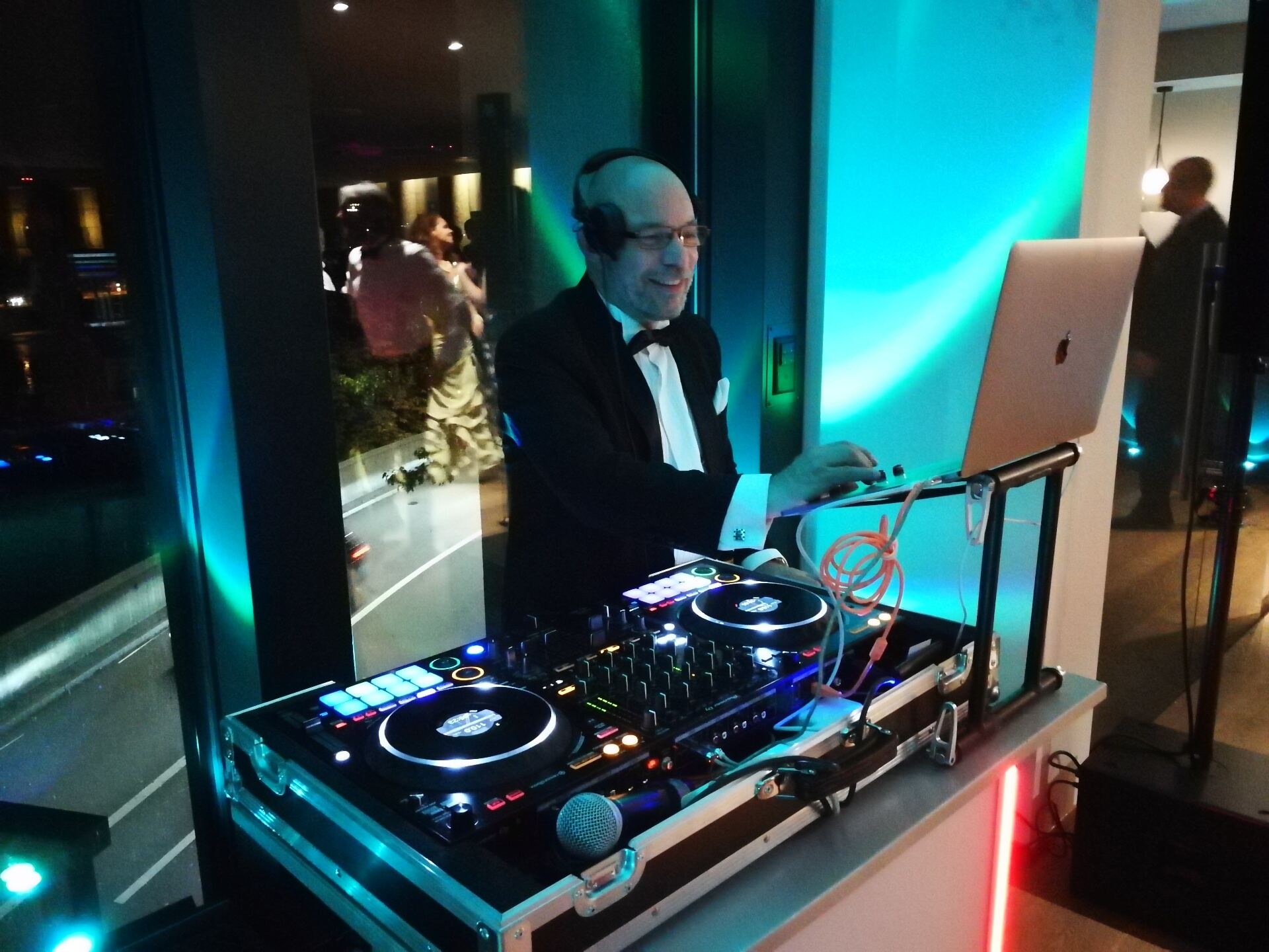 DJ der Bischof an den Decks auf einem Festival